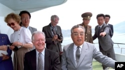 지난 1994년 평양을 방문한 지미 카터 전 미 대통령(왼쪽)이 김일성 북한 주석(왼쪽)과 만났다.