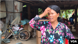 Krech Thon, a long-time resident of Trach Village, becomes a food vendor at a nearby factory. (Aun Chhengpor/VOA Khmer)