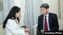 Trợ lý Ngoại trưởng Mỹ đặc trách Dân chủ-Nhân quyền-Lao động Tom Malinowski trong cuộc phỏng vấn với Trà Mi của VOA Việt ngữ hôm 20/5 sau chuyến đi Việt Nam. (Ảnh: Nhất Hùng)