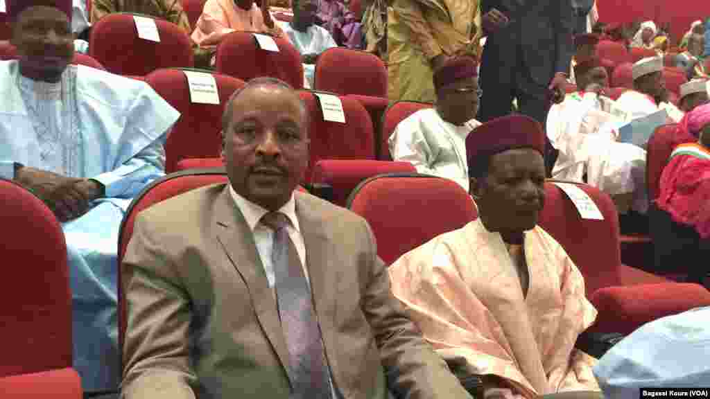 Le ministre de l&rsquo;Intérieur du Niger Hassoumi Massaoudou (costume) lors de l&rsquo;ouverture de la première séance de la nouvelle assemblée nationale largement dominée par la coalition au pouvoir. Photo voa Bagassi Koura