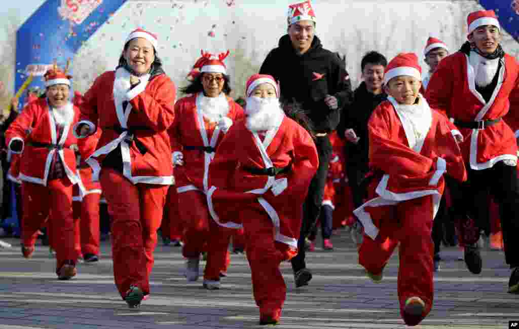 在北京朝阳公园，中国男女穿着圣诞老人服装参加&ldquo;圣诞跑&rdquo;活动（2017年12月23日）。那些&ldquo;抵制圣诞节&rdquo;之声并没有阻止此举。中国当局对圣诞节的圣诞老人这一世俗方面比较宽容，而对耶稣诞生这一宗教方面比较警惕，今年有些地方有种种限制。 &ldquo;圣诞跑&rdquo; 这个风靡世界的活动近年来开始在中国的一些城市盛行。