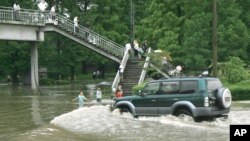 지난 2007년 8월 북한 평양의 도로가 홍수로 물에 잠겼다. 당시 북한은 전국에서 폭우로 200여명이 숨지거나 실종됐다고 밝혔다. (자료사진)