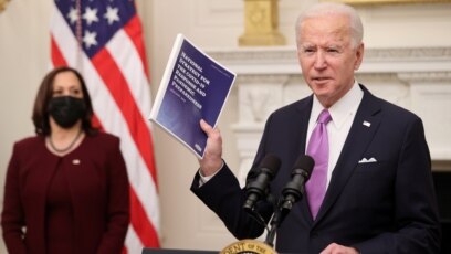 Tổng thống Joe Biden phát biểu về kế hoạch chống COVID-19 tại văn phòng Phó Tổng thống Kamala Harris ngày 21/1/2021.