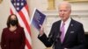 Presiden AS Joe Biden, disaksikan Wapres Kamala Harris, menjelaskan rencana pemerintahannya untuk membendung pandemi virus corona, di Gedung Putih Kamis (21/1). 