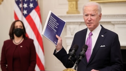Tổng thống Joe Biden phát biểu về kế hoạch của chính quyền ông ứng phó với đại dịch COVID-19 trong một sự kiện tại Nhà Trắng ở Washington, ngày 21 tháng 1, 2021.