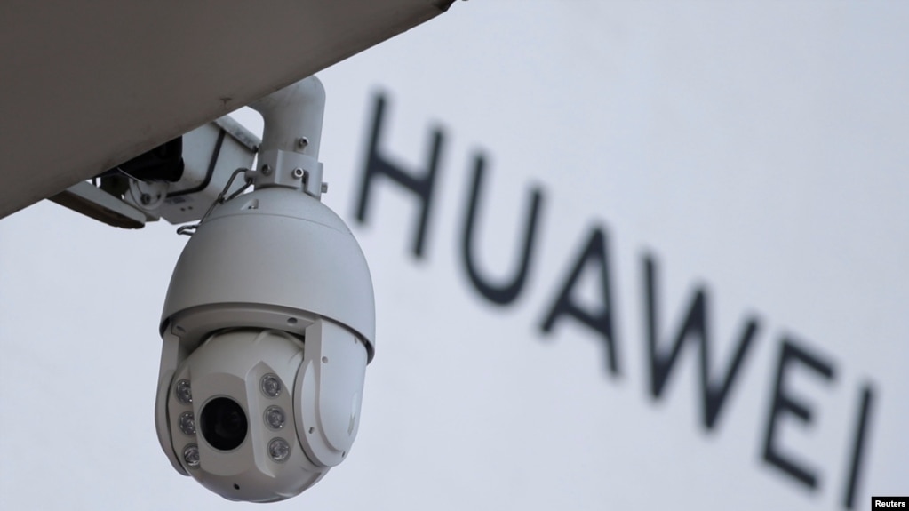 Camera an ninh cạnh logo của công ty Huawei ở Bắc Kinh.