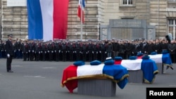 Французские полицейские прощаются со своими коллегами, тремя полицейскими, погибшими во время террористических нападений в столице страны на прошлой неделе. Париж. 13 января 2015 г.