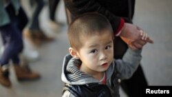 一名男童11月28日和祖母在上海市中心一個商業區遊逛﹐中國政府醞釀改變一胎化政策