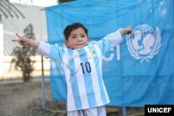 Murtaza Ahmadi dengan kaos sepakbola yang diberikan oleh Lionel Messi.