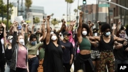 Protest u Los Angelesu u Californiji, 5. juni 2020. (AP: Foto/Chris Pizzello)