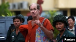 Australia filmmaker James Ricketson (C) speaks to the media at the Supreme Court in Phnom Penh, Cambodia, Jan. 17, 2018.