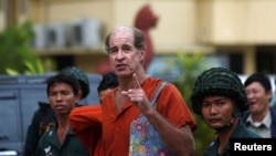 Produser film Australia James Ricketson (tengah) berbicara kepada media di gedung Mahkamah Agung, Phnom Penh, Kamboja, 17 Januari 2018.