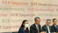 香港財政司司長陳茂波（左二）表示，現金發放計劃不會對財政造成長遠負擔 (攝影：美國之音湯惠芸)