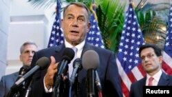 Ketua DPR AS John Boehner (tengah) saat memberikan pernyataan kepada media di Gedung Capitol, Washington (15/10).