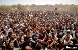 Supporters of Bekele Gerba, secretary-general of the Oromo Federalist Congress (OFC), chant slogans to celebrate Gerba's release from prison, in Adama, Oromia Region, Ethiopia, Feb. 14, 2018.