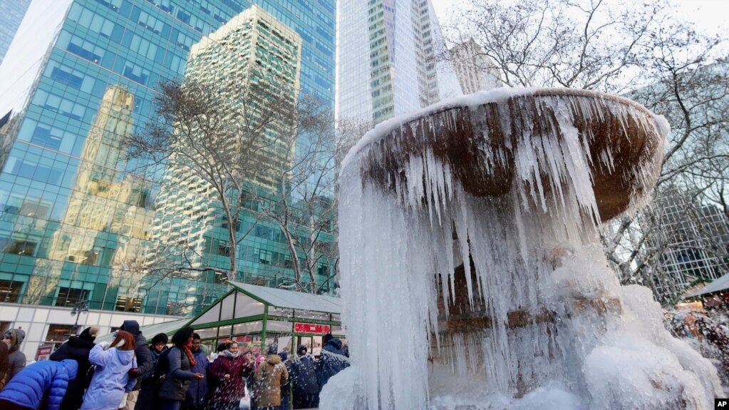 Fuente congelada en el parque Bryant de Nueva York.