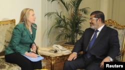 ABD Dışişleri Bakanı Hillary Clinton, Mısır Cumhurbaşkanı Muhammed Mursi ile görüşürken