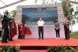 Menteri Koordinator Bidang Maritim dan Investasi Luhut Binsar Panjaitan dalam acara Tourism and Investment Forum di kawasan Danau Toba. (Foto: Courtesy/Kemenko Marves)