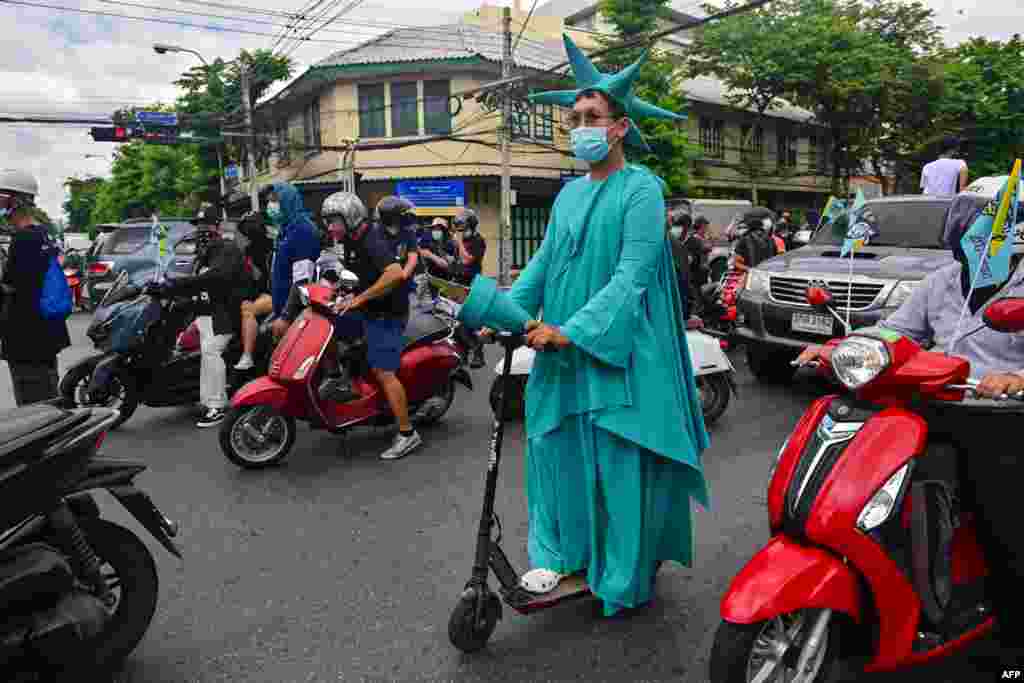 Demonstrant obučen kao njujorška Statua slobode, učestvuje u anti-vladinim protestima na dan Revolucije u Bangkoku. 24. juni, 2021. ( Foto: Lilian Suvanrumpa / AFP )