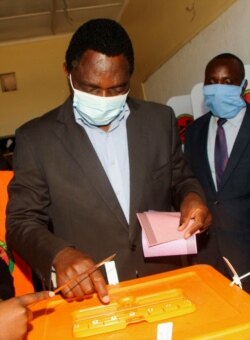 Opposition UPND party's presidential candidate Hakainde Hichilema casts his ballot in Lusaka, Zambia, August 12, 2021. REUTERS/Jean Ndaisenga