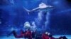 Sinterklas Menyelam di Akuarium Hiu untuk Menghias Pohon Natal
