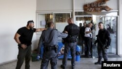 Cảnh sát Israel tại hiện trường vụ người Palestine đâm dao ở Tel Aviv hôm 19/11.