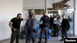 Polisi Israel berada di lokasi di mana warga Palestina menikam 2 warga Israel di Tel Aviv, Kamis (19/11).