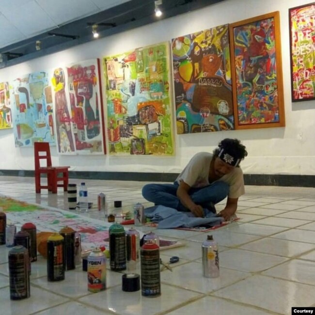 Edi Bonetski mencurahkan hasrat seni dengan bantuan Proyek Bangau. (Foto: pribadi)