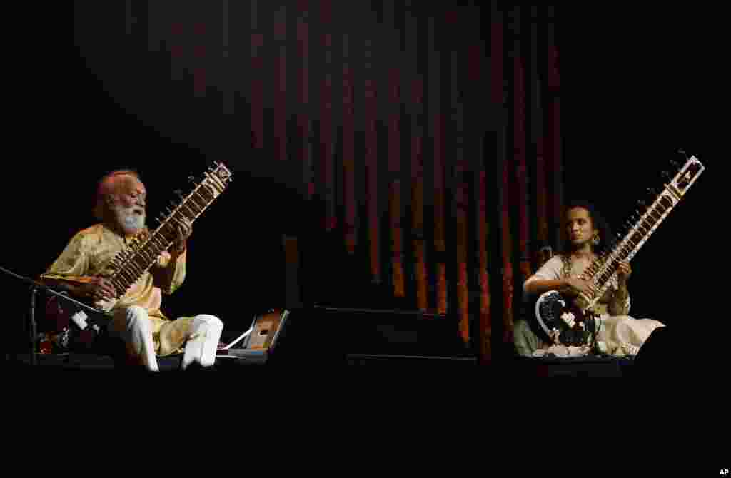 Indian musician and sitar maestro Ravi Shankar at a performance with his daughter Anoushka Shankar, Bangalore, India, February 7, 2012. 