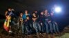 Un groupe de jeunes migrants du Honduras et du Salvador qui ont franchi illégalement la frontière entre les États-Unis et le Mexique est arrêté à Granjeno, au Texas, le 25 juin 2014.