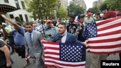 星期天下午，在白宮對面的一個公園裡，大約有二十幾個白人至上主義者集會，有些人戴了口罩，或者置身於展開的美國國旗後面。