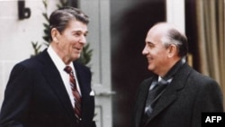 Tổng thống Ronald Reagan và nhà lãnh đạo Liên Xô cũ, ông Mikhail Gorbachev (hình tư liệu, tháng 11 năm 1985)