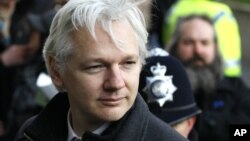 Forty-year-old WikiLeaks founder Julian Assange arrives at the Supreme Court in London, Feb. 1, 2012 (file photo).