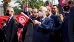 Heurts entre des partisans du président Saied et d’Ennahdha