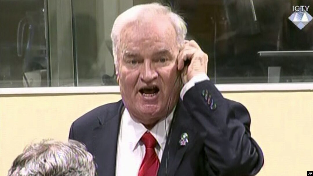 Mantan panglima militer Serbia Ratko Mladic berteriak-teriak marah saat dinyatakan bersalah atas kejahatan genosida hari Rabu (22/11).