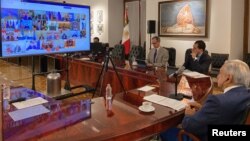 El presidente de México, Andrés Manuel López Obrador, asiste a una videoconferencia con líderes del G20 para discutir el brote de la enfermedad por coronavirus (COVID-19), en el Palacio Nacional de la Ciudad de México. 