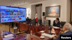 El presidente de México, Andrés Manuel López Obrador, participa en una reunión con líderes del G20 para discutir sobre el manejo de la crisis del coronavirus.