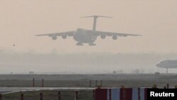 Un avión de la Fuerza Aérea de los EE. UU. que transportaba suministros de socorro COVID-19 desde EE.UU. se prepara para aterrizar en la terminal de carga del Aeropuerto Internacional Indira Gandhi en Nueva Delhi, la India, el 30 de abril de 2021.