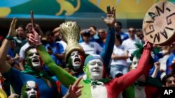 Para suporter tim Italia bersorak mendukung jagoannya dalam pertandingan hari Jumat antara Italia dan Costa Rica di Arena Pernambuco Recife, Brazil (20/6/2014). 