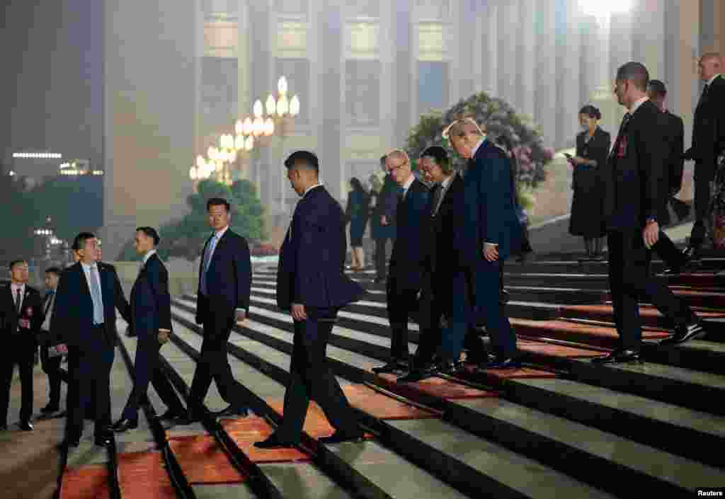 美国总统特朗普与苹果公司首席执行官蒂姆·库克在北京出席与中国国家主席习近平的国宴后，走出人民大会堂。（2026年5月14日）