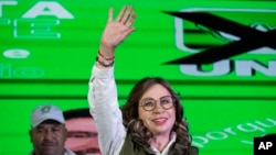 Sandra Torres, candidata presidencial del partido Unidad Nacional de la Esperanza, saluda a sus seguidores durante un acto de campaña en Santa Catarina Pinula, Guatemala, el sábado 17 de junio de 2023. 