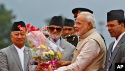 Perdana Menteri India Narendra Modi, kedua dari kanan, menerima bunga dari Sushil Koirala, ketika tuba di Bandara Internasional Tribhuwan di Katmandu, Nepal, 3 Agustus 2014.