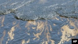 Tumpahan minyak akibat kebocoran pipa telah mencemari wilayah pantai Refugio, dekat Santa Barbara, 19 Mei 2015 (Foto: Mike Eliason/Santa Barbara County Fire Department via AP)