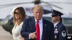 Presiden AS Donald Trump bersama ibu negara Melania Trump setibanya di Pangkalan Udara Militer Andrews, Maryland., 7 Juli 2019. (AP Photo/Manuel Balce Ceneta)