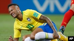 Neymar se tient le tibia lors du match entre le Brésil et la Belgique, Russie, le 6 juillet 2018. 