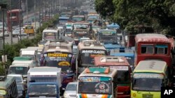 Bus-bus dan kendaraan lainnya terjebak kemacetan di Ibu Kota Dhaka, Bangladesh, 12 Mei 2016.