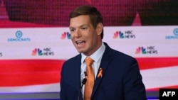Le député Eric Swalwell, lors du deuxième débat des démocrates dans le cadre de la campagne présidentielle de 2020, le 27 juin 2019.