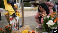 Una mujer llora en un memorial por los rehenes fallecidos Shiri Bibas, sus dos hijos, Ariel y Kfir y Oded Lifshitz en la 'Plaza de los Rehenes', donde los israelíes se reúnen mientras esperan la liberación de seis rehenes en Gaza, en Tel Aviv, Israel, el 22 de febrero de 2025