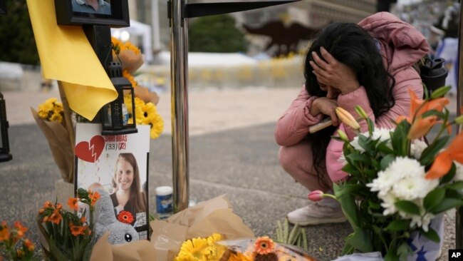 Una mujer llora en un memorial por los rehenes fallecidos Shiri Bibas, sus dos hijos, Ariel y Kfir y Oded Lifshitz en la 'Plaza de los Rehenes', donde los israelíes se reúnen mientras esperan la liberación de seis rehenes en Gaza, en Tel Aviv, Israel, el 22 de febrero de 2025