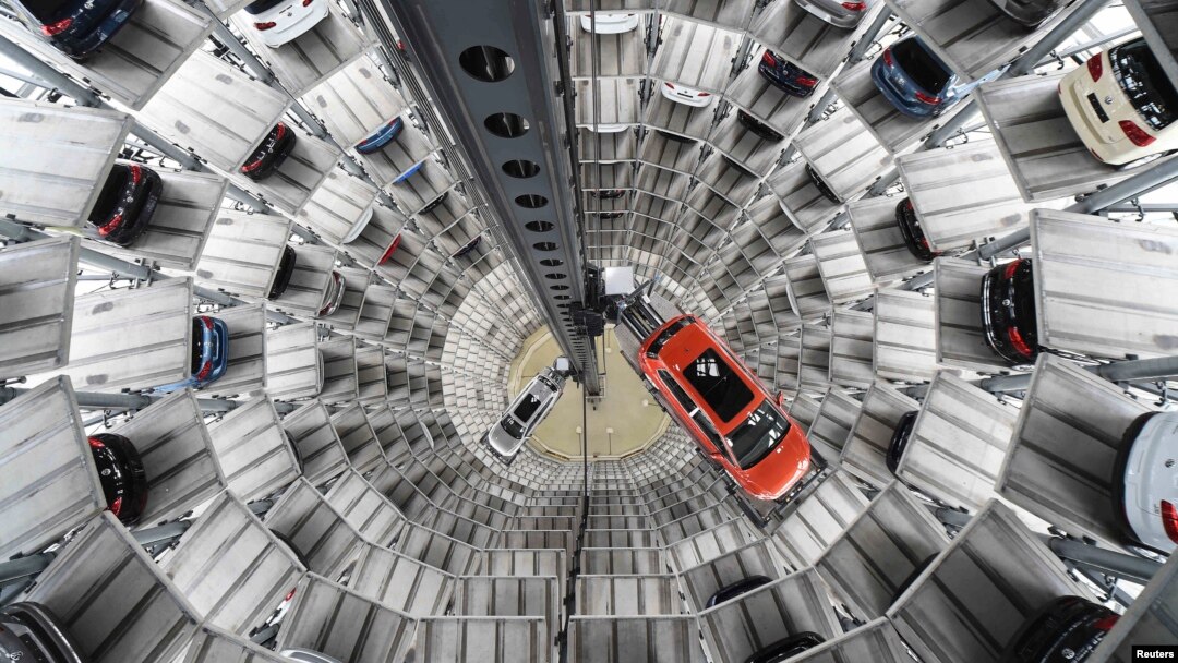 Mobil-mobil VW di pabrik di Wolfsburg, Jerman.